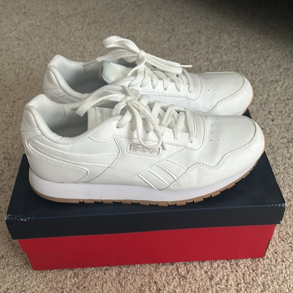 Women’s size 10 white Reebok tennis shoes